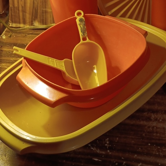 Vintage 1970s orange and gold yellow Tupperware - Picture 2 of 5